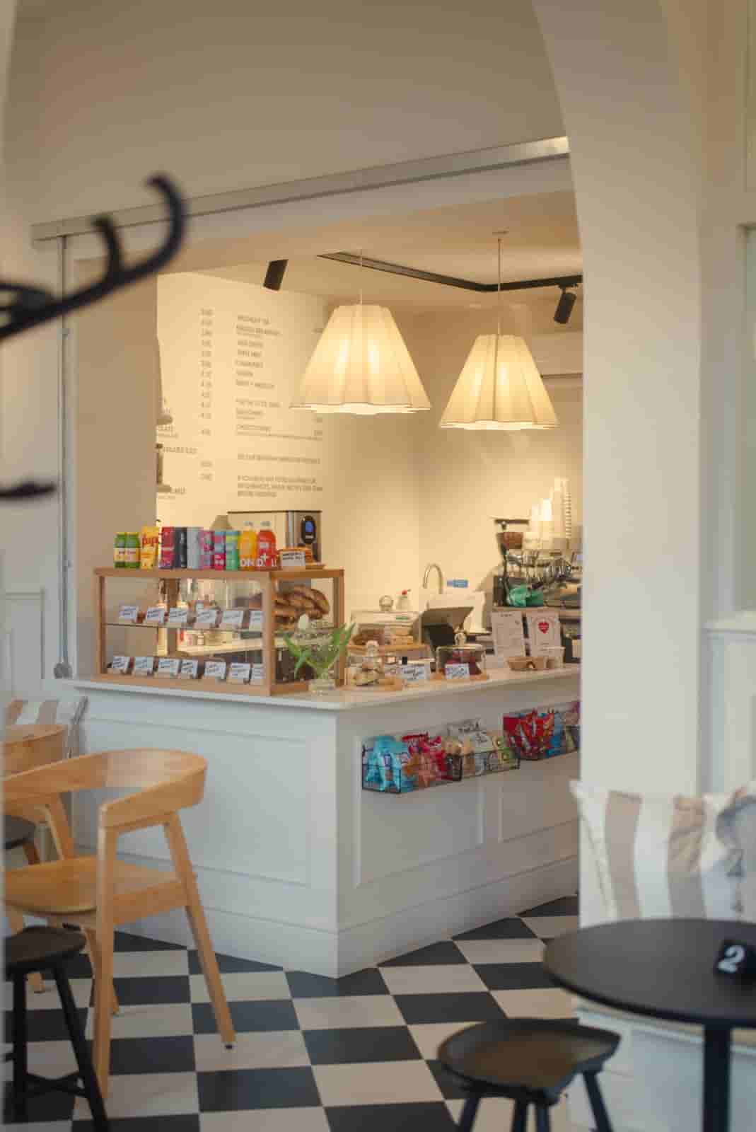 B's House coffee counter